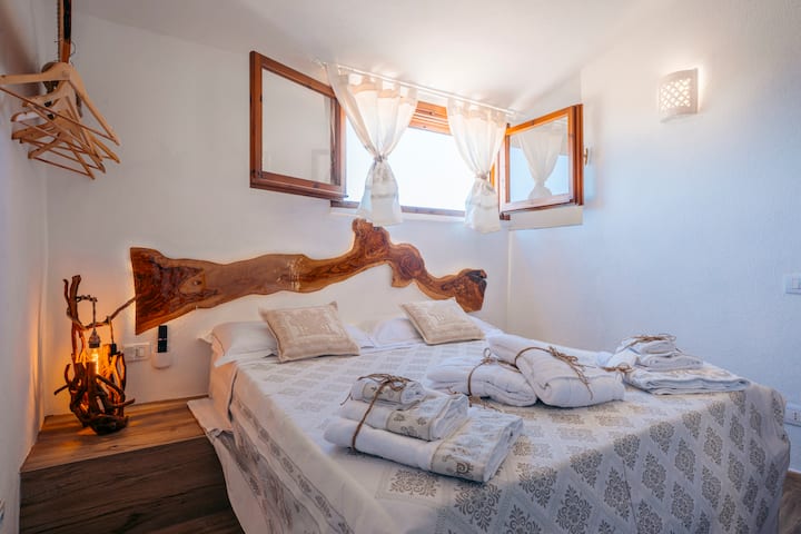 我们的卧室非常漂亮，细节精致独特，位于楼上，可俯瞰Porto Giunco