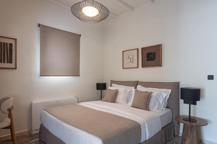 Dormitorio con cama tamaño queen