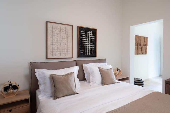 Dormitorio con cama tamaño queen
