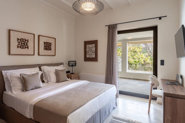 Dormitorio con cama tamaño queen