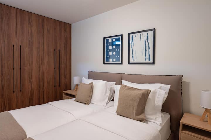 Dormitorio con dos camas individuales