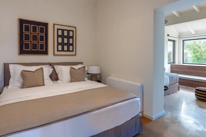 Dormitorio con camas tamaño queen