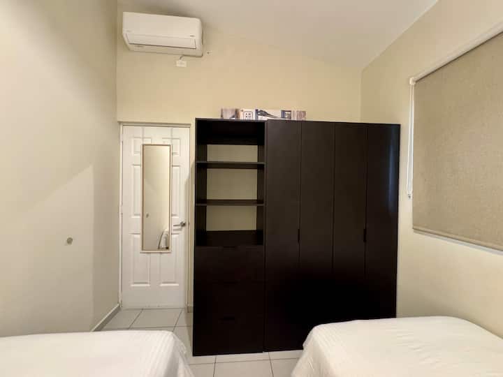 Ilmastoitu huone, täysimittainen vaatehuone ja täyspitkä peili 