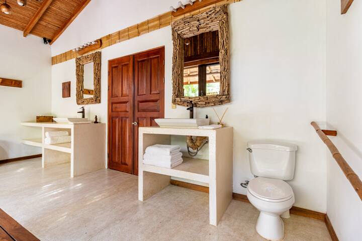 Casa Capitan 4br, luxury beachfront Santa Teresa