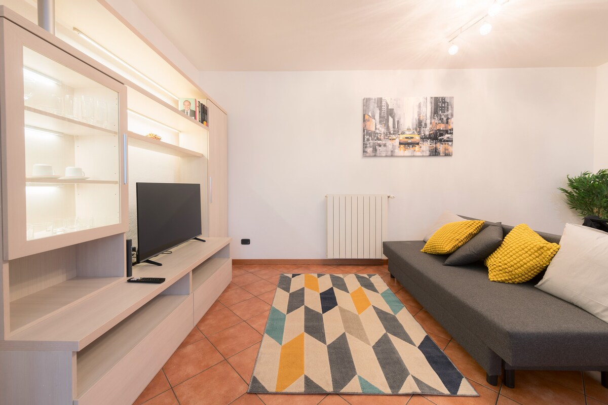 Sala con sofá cama y comedor