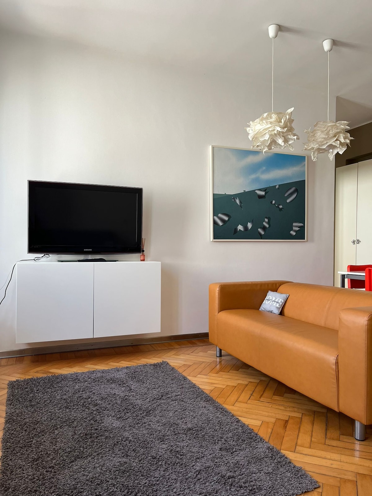 Woonkamer met woonkamer en een eethoek.