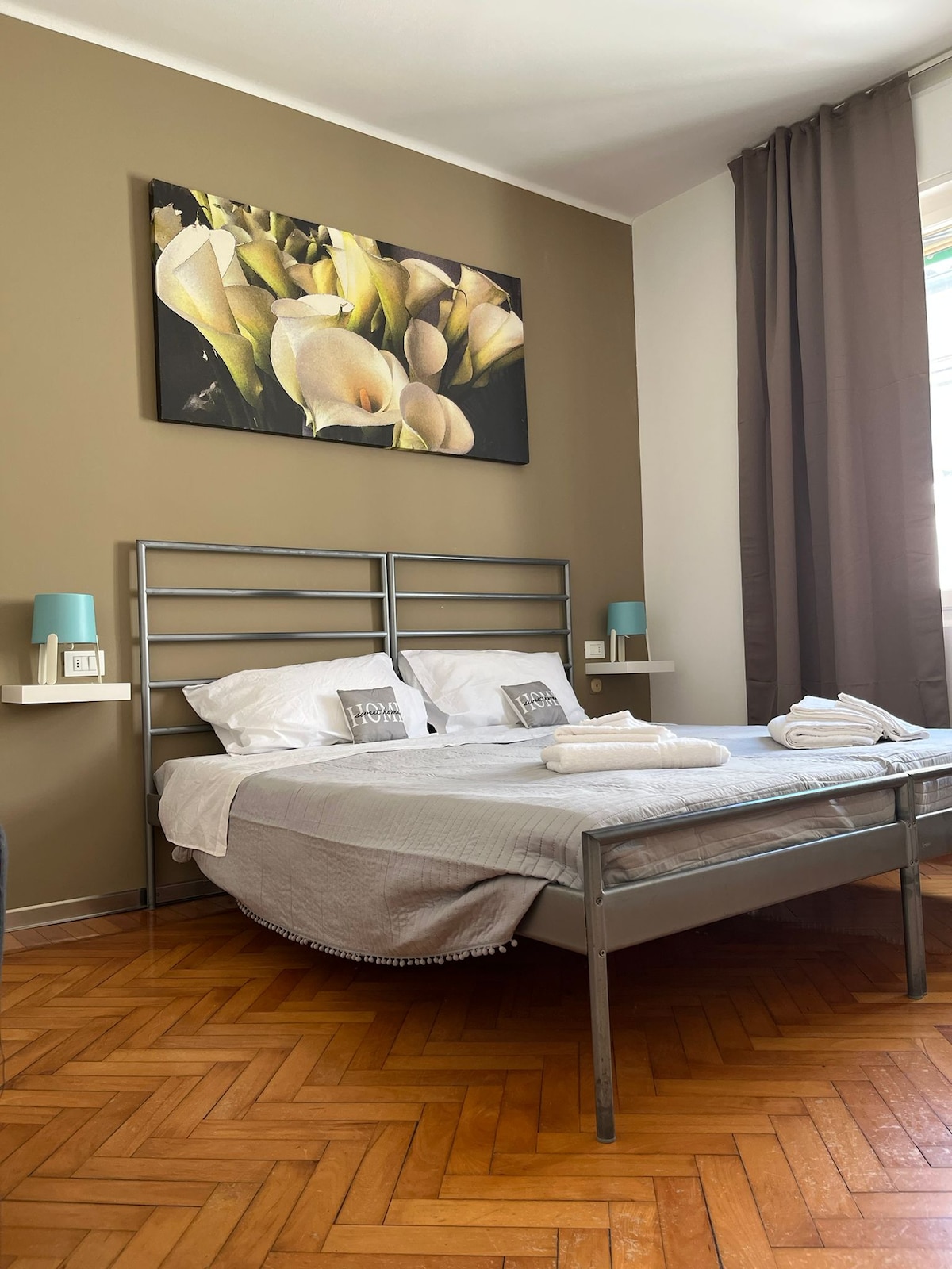 Slaapkamer met 2 pers bed.