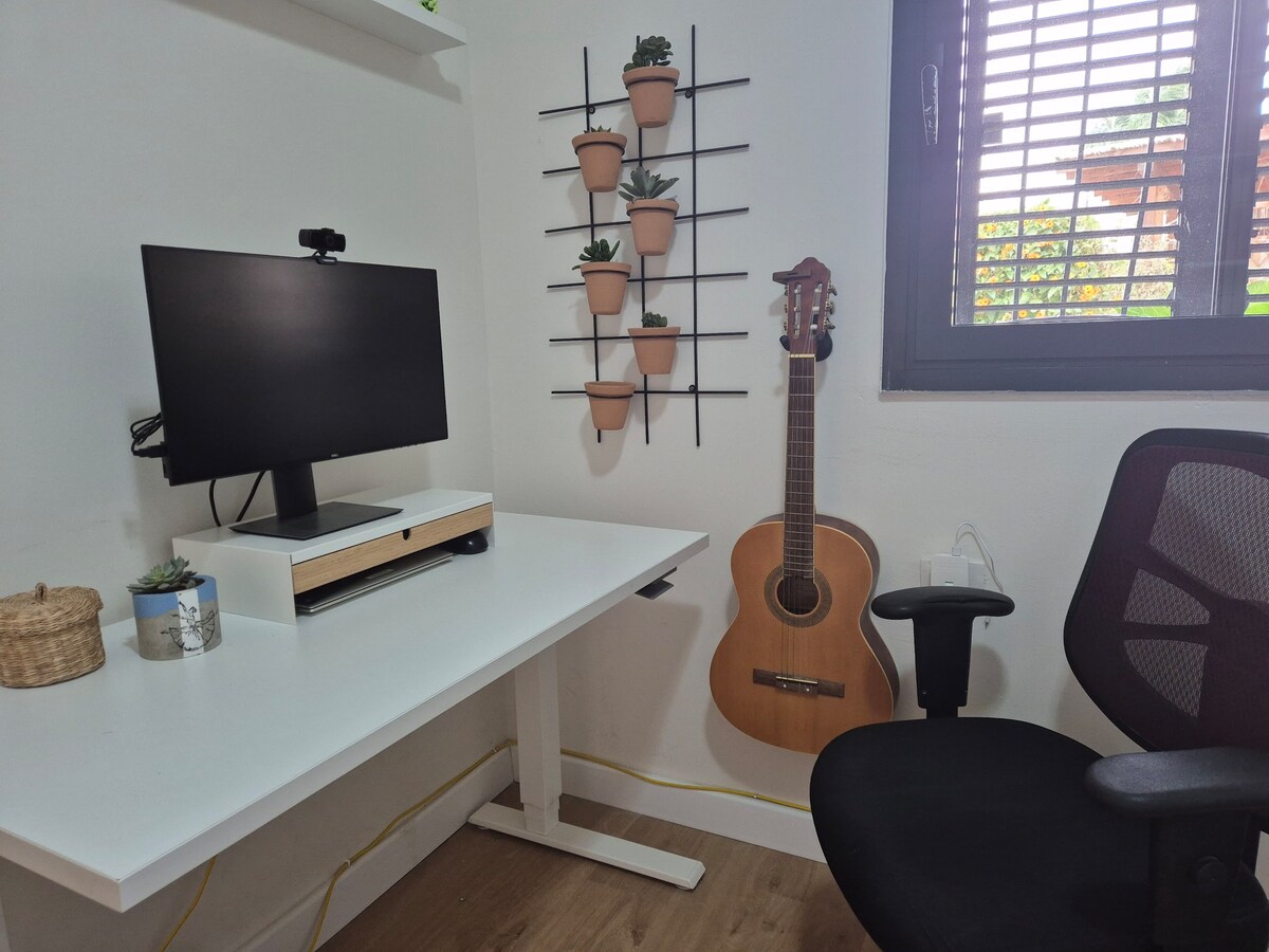 ที่กำบังระเบิด (มาแมด) นี้เพิ่มเป็น 2 เท่าเป็นห้องนอนและห้องทำงานที่มีโต๊ะทำงานอเนกประสงค์สำหรับนั่งหรือยืนเหมาะสำหรับการทำงานหรือการเรียน หากจำเป็น มีที่นอนออร์โธปีดิกส์ 2 อันให้เพิ่มพื้นที่นอน