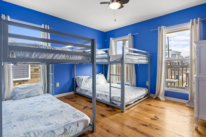 Bem-vindo ao Deep Blue Room, onde conforto e aventura se misturam. Com um beliche completo e um beliche duplo, é o local perfeito para diversão em família e noites tranquilas #DeepBlueRoom #BunkBeds