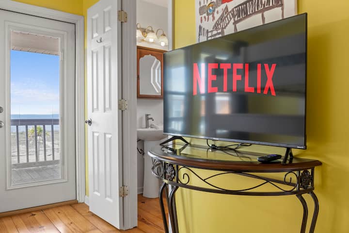 Deixe o quarto aconchegante com uma TV pronta para o Netflix e transforme seu espaço no retiro perfeito para noites de cinema e maratonas de séries #VibeDoQuarto