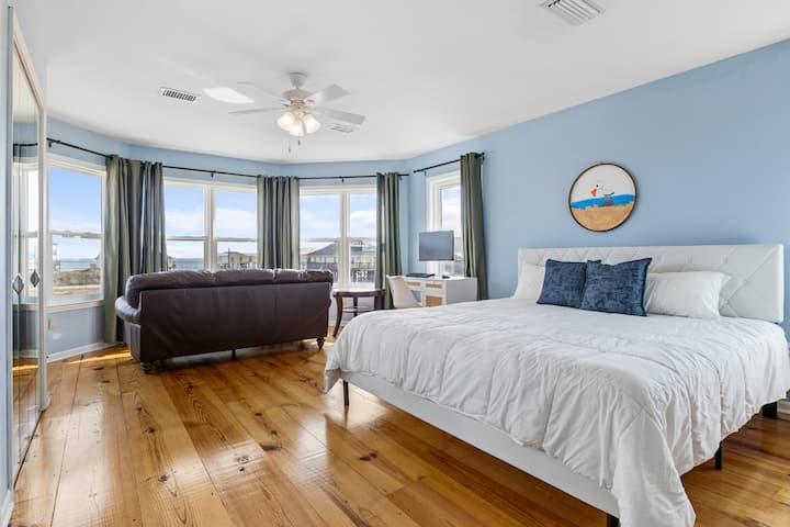 Acorde com todo o conforto e uma vista dos sonhos no quarto azul-celeste do andar de cima. Esta cama king promete mais do que apenas dormir — é uma escapada tranquila #CamaKingSize