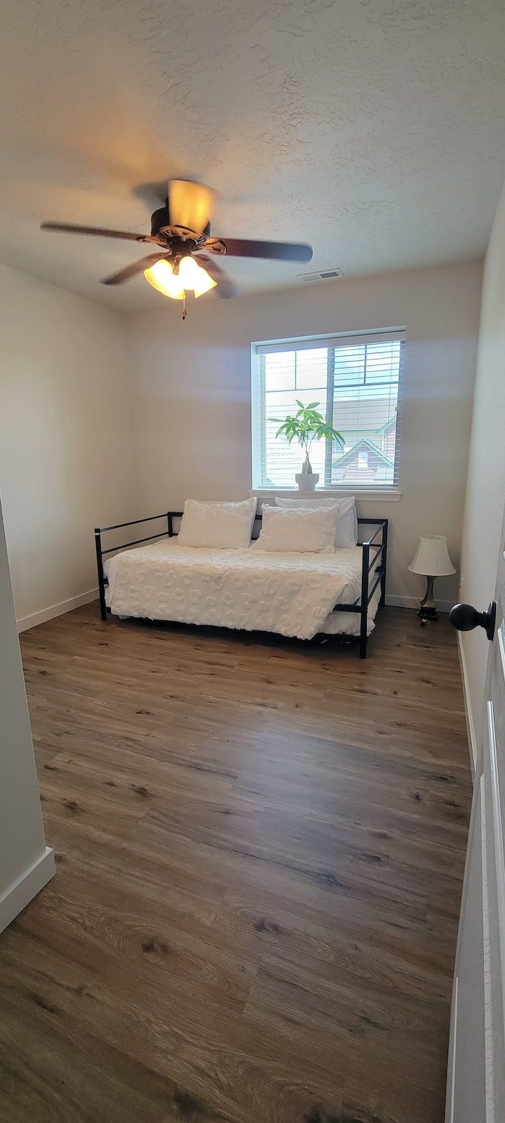 Cama nido con 2 camas individuales. Se puede convertir en una cama tamaño king.