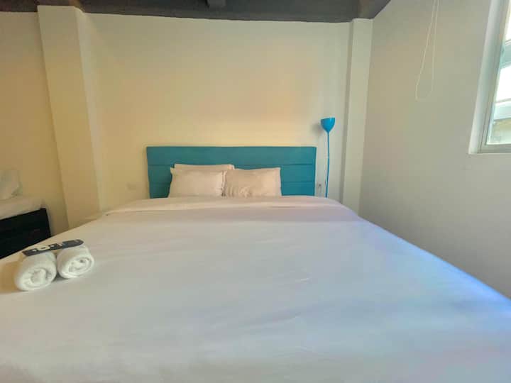 الغرفة: استمتع بالراحة في سرير بحجم كينج، وسرير فردي مع مكان مخصص، واستمتع بحمامك الخاص، ونظّم كل شيء في الخزانة، واسترخ وأنت تشاهد مسلسلاتك المفضلة على التلفزيون. زخرفة حديثة ومريحة✨.