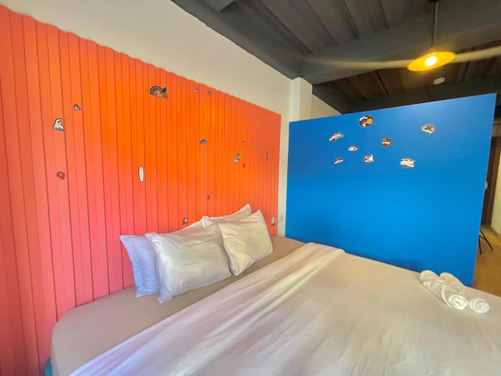 غرفة النوم الثانية من النوع العلوي: مساحة مفتوحة ومريحة مع سرير ️ كينج وجدار زخرفي بألوان من الطين مع شرائح، مما يجلب الطراز المعاصر والدفء. مثالية للراحة في بيئة عصرية ومشرقة ومتصلة مع الشقة بأكملها ✨