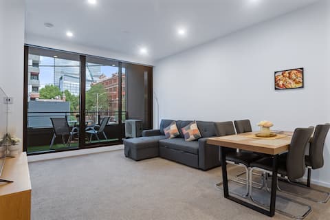 Top Airbnb: Spacious 2BR With Free Parking | Close to CBD in West Melbourne