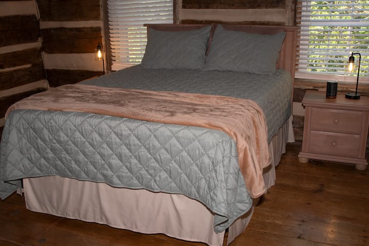 SPAVAĆA SOBA BR. 2
S bračnim krevetom i puno prostora u ladicama za odjeću tijekom boravka.  Umirujuće boje kadulje i smeđe u kombinaciji s toplinom drvenih zidova i podova čine ovu spavaću sobu tako prirodnom i mirnom.