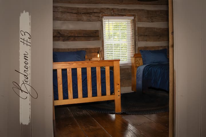SPAVAĆA SOBA BR. 3
U ovoj jednostavnoj rustikalnoj sobi nalaze se dva odvojena kreveta.  Ova prostorija savršena je za djecu!