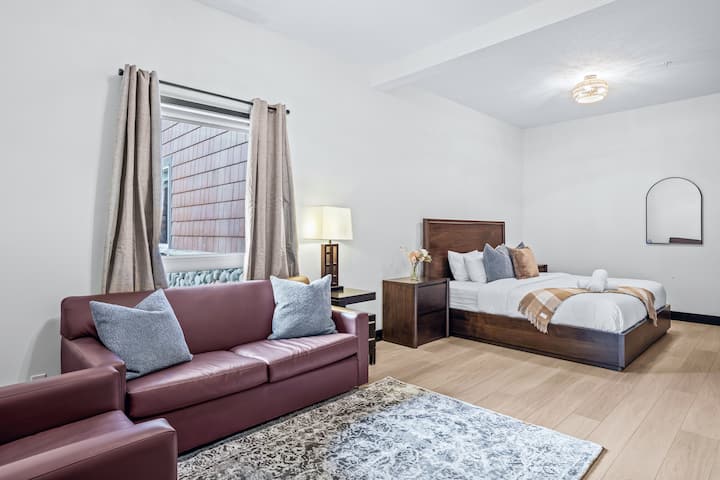 La chambre principale dispose d'un lit king size, d'un coin salon privé et d'une salle de bains privative.