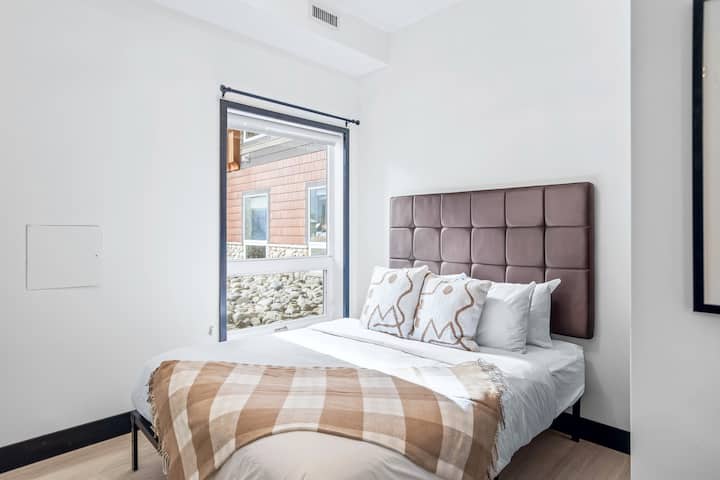 Profitez d'un sommeil rajeunissant dans la deuxième chambre avec un lit queen.