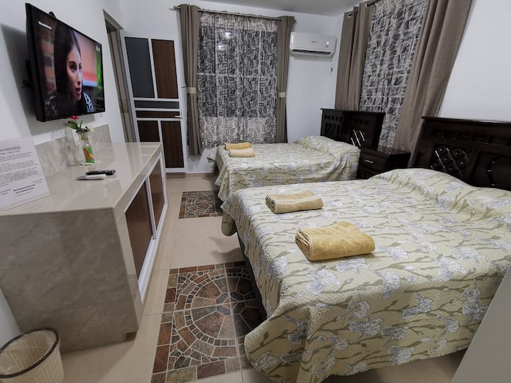 príjemný priestor na odpočinok, s klimatizáciou, televízorom s otvorenými kanálmi a YouTube, dvojitými oknami na zníženie vonkajšieho hluku a závesmi, ktoré neprepúšťajú slnečné svetlo 