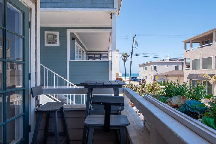 Beach-side Bliss: 8 Guests, Fire Pit + Parking! gallery image 4