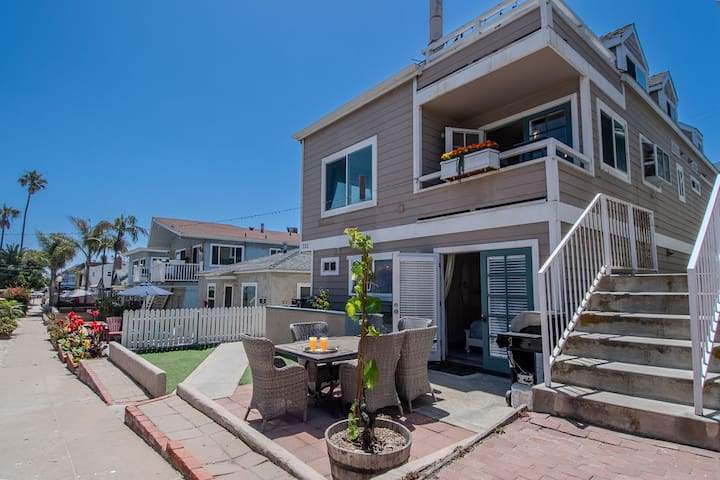 Beach-side Bliss: 8 Guests, Fire Pit + Parking!