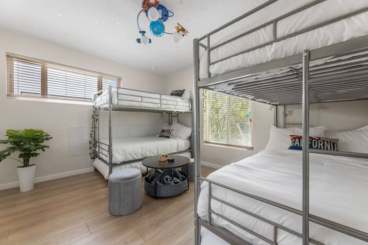 Dormitorio independiente junto a la piscina con dos literas, perfecto para niños o grupos que buscan espacio adicional