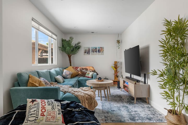 Sala de estar luminosa y espaciosa con asientos de felpa, perfecta para relajarse en grupo