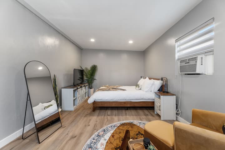 Acogedor dormitorio con litera doble, perfecto para niños o invitados adicionales