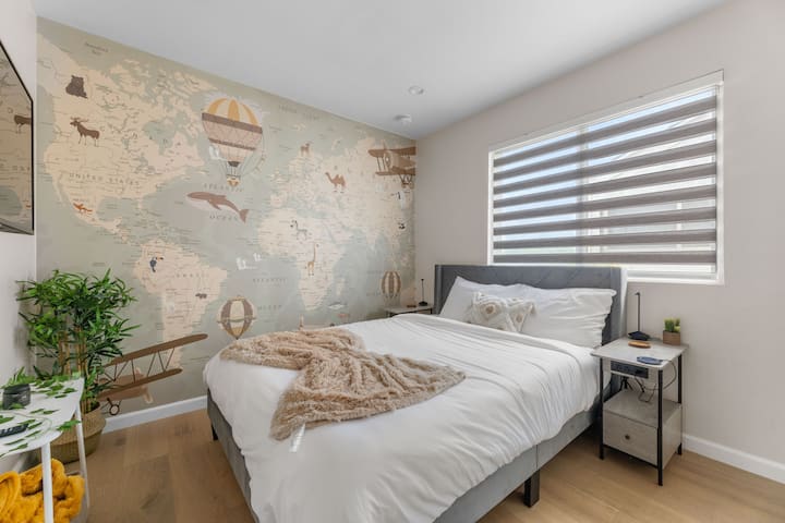 «Acogedor dormitorio con sábanas limpias y un ambiente acogedor para noches de descanso