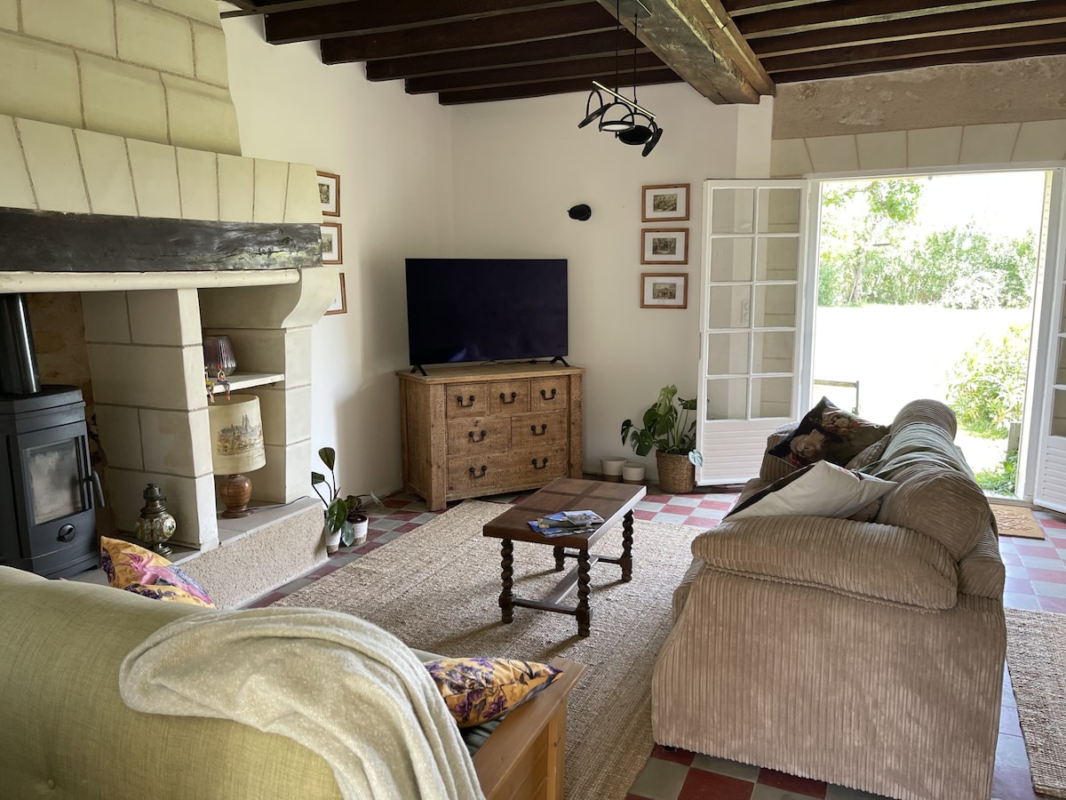 Ფართო მისაღები ოთახი ორი ორადგილიანი დივნით, რომელიც გარდაიქმნება კომფორტულ ორადგილიან ლეიბად. ორი სავარძელი. 
Დიდი ტელევიზორი Netflix-თან და Amazon-თან ერთად. 
Ხელმისაწვდომია სამაგიდო თამაშების ყუთი
Ბაღისკენ მიმავალი ორმაგი პატიოს კარი. 