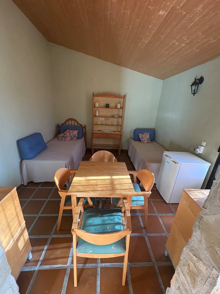 AMPLAMUEBLADO С ИЗГЛЕД КЪМ ВЪТРЕШНИЯ ДВОР, СВЪРЗАН С ДРУГА СПАЛНЯ DORMITORIO