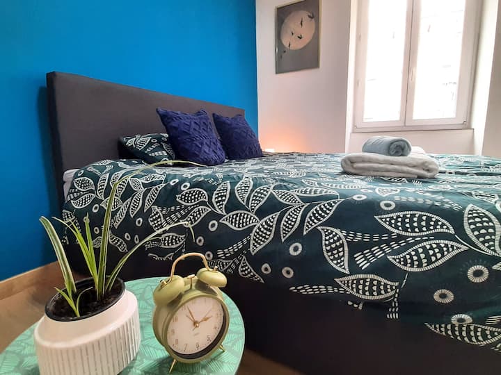 Dormitorio principal, cama king size 180x200, ropa de cama incluida, armario, armario, vistas al patio interior.