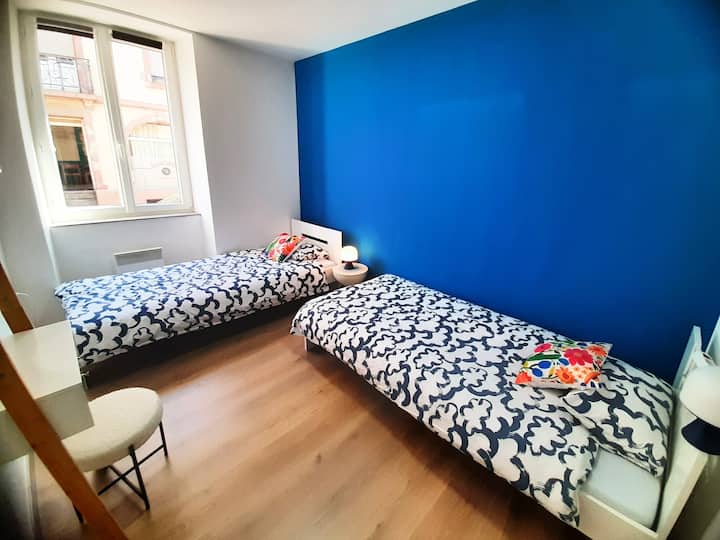 Dormitorio, dos camas individuales de 90x200, ropa de cama incluida, tocador, vistas a la calle.