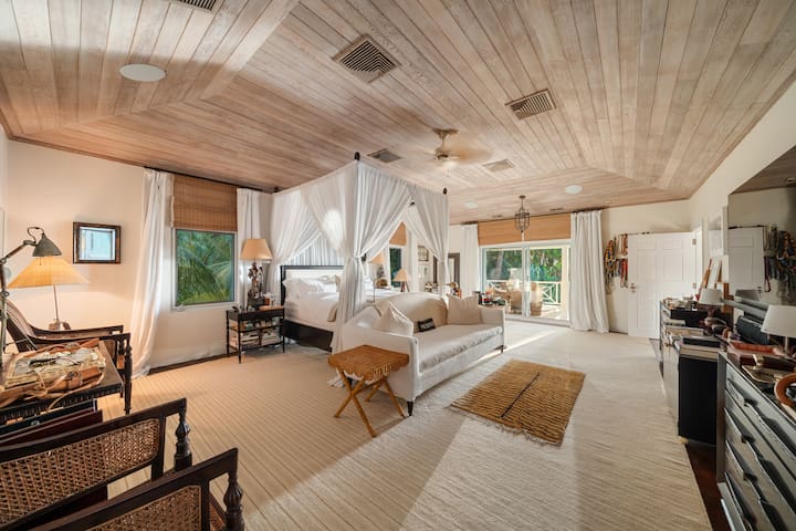 Three Bees Estate Beachfront Gem