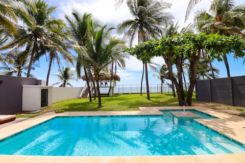 Luxury Oceanfront Villa w/pool in Amatecampo