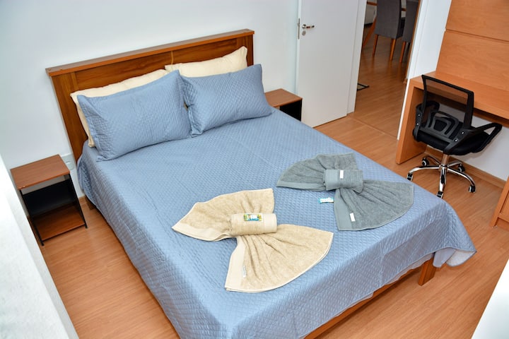 ห้องสวีทที่สะดวกสบาย: อพาร์ทเมนท์มีห้องสวีทที่อบอุ่นพร้อมตู้เสื้อผ้าและพื้นที่สำนักงานเพื่อให้มั่นใจถึงความเป็นส่วนตัวและการพักผ่อนสำหรับคุณและครอบครัว 