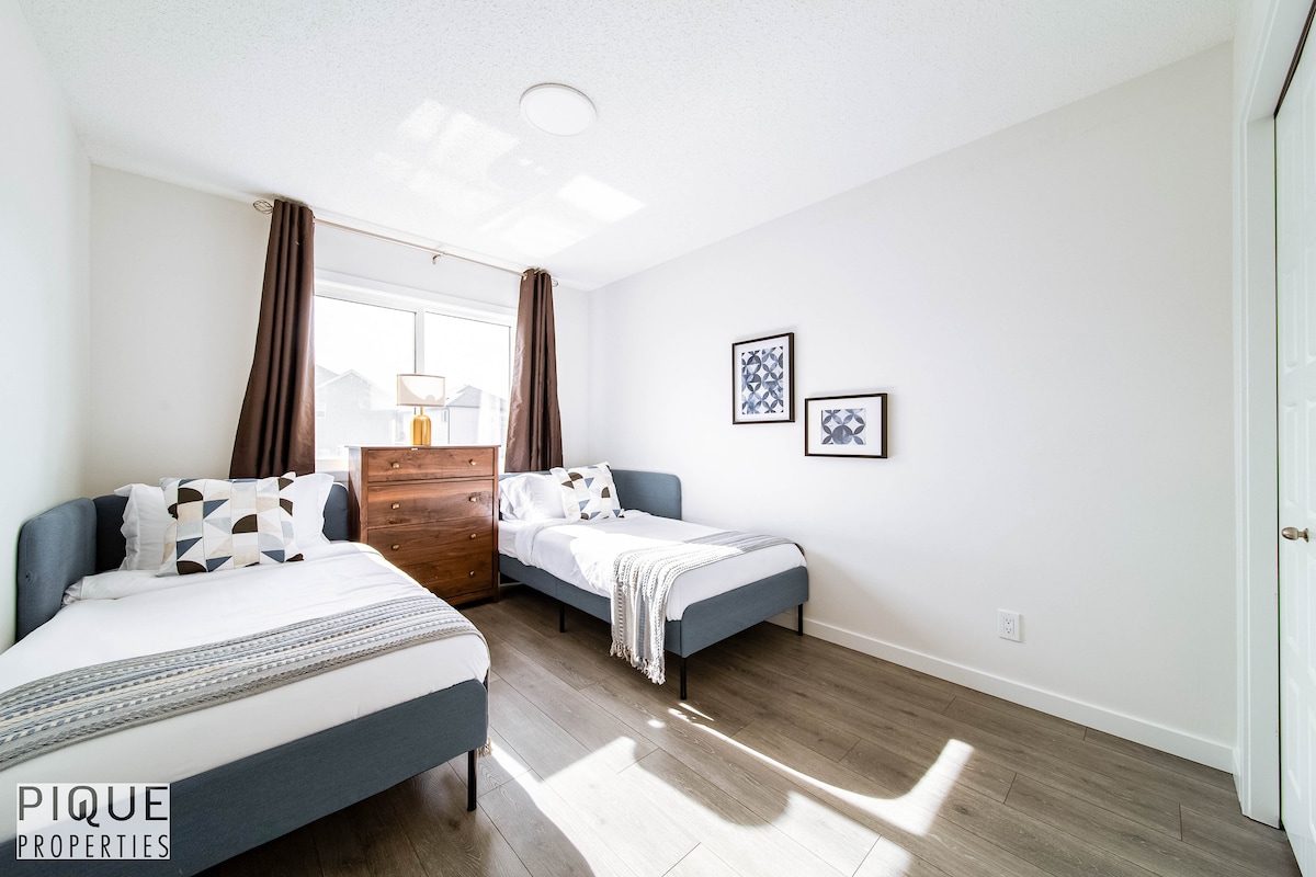 تحتوي غرفة النوم الثانية المريحة هذه على سريرين مفردين مريحين، يرتدي كل منهما أغطية سرير ناعمة للنوم المريح. يتم توفير وسائد وبطانيات إضافية لمزيد من الراحة. غرفة مثالية لراحة هادئة أو إقامة مشتركة.