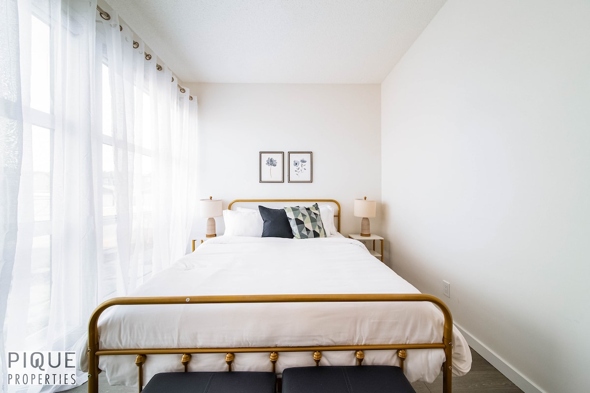 استرخ في غرفة النوم الأنيقة هذه بسرير بحجم كبير، مع أغطية سرير قطنية جديدة ووسائد إضافية وبطانيات مريحة لتوفير الراحة المطلقة. 