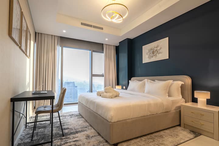 ألا ترغب فقط في الذوبان في هذا السرير الكبير ؟ افتح عينيك في الصباح على أفق المدينة الخلاب.