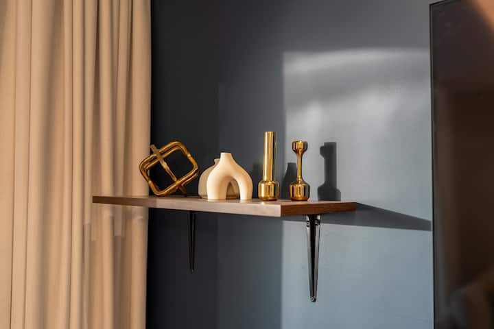 في كل مكان تنظر إليه، يلتقي هذا البيت بتصميم جميل وأنيق ونظيف.