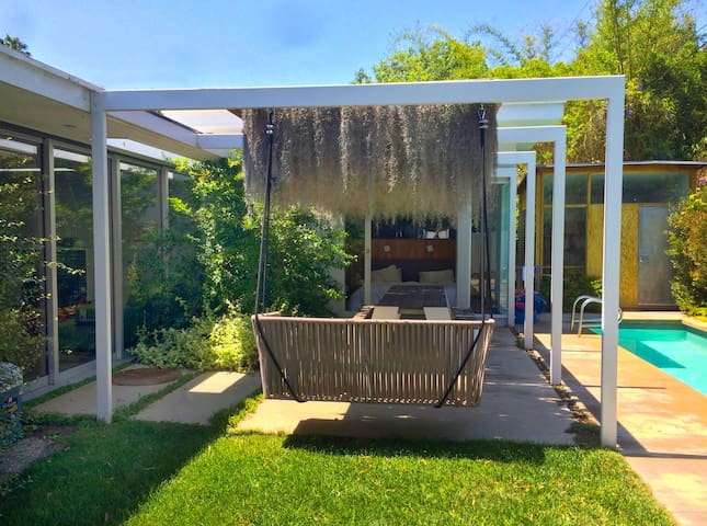 Mid-century modern home near Venice with pool gallery image 2