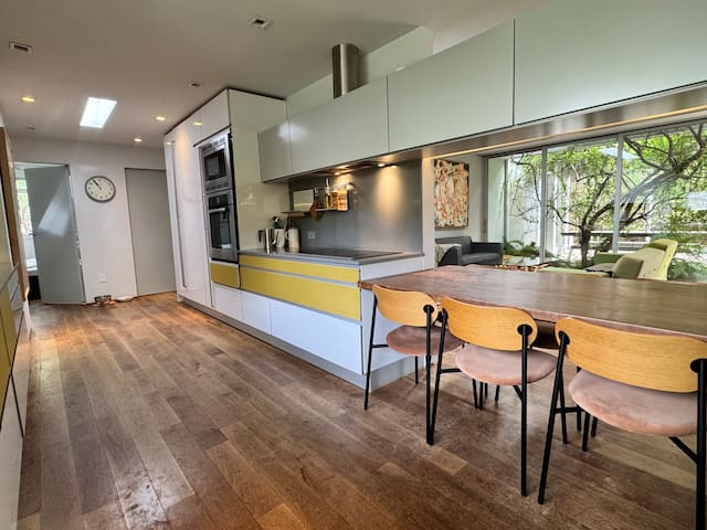 Mid-century modern home near Venice with pool gallery image 4