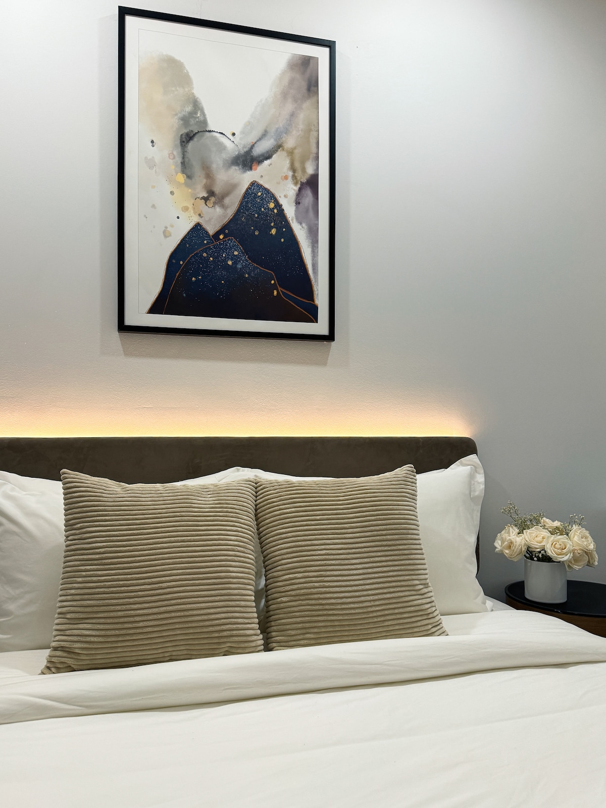 Popular Airbnb listing: 1 Bedroom King Superior in Financial District Battery Park City