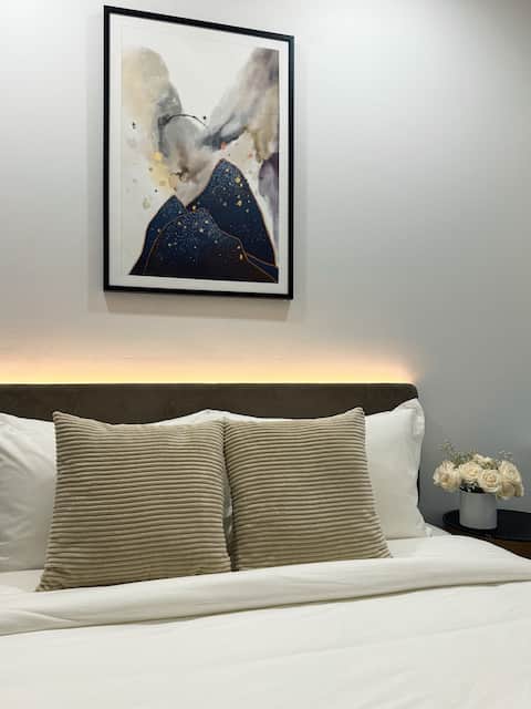 Popular Airbnb listing: 1 Bedroom King Superior in Financial District Battery Park City