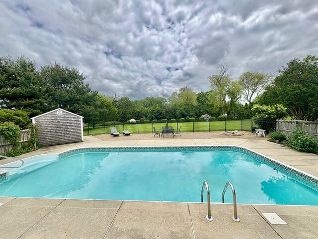 5 bedroom house with pool gallery image 2