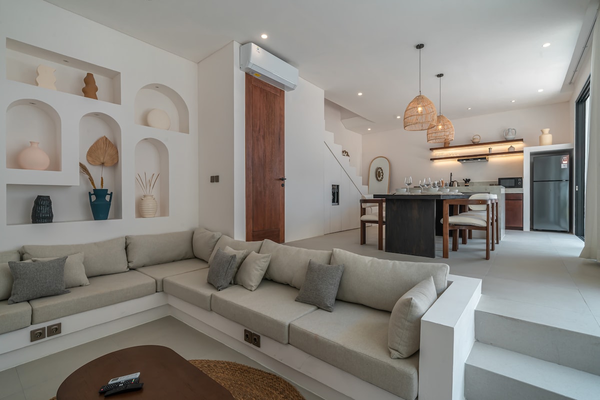 Villa in Canggu · ★4.9 · 2 bedrooms · 2 beds · 2.5 private baths, Airbnb сравним