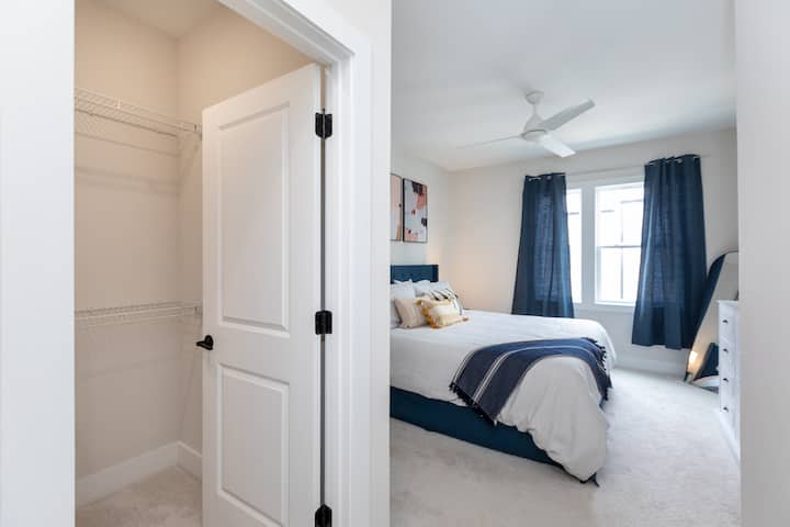 Welkom in de hoofdslaapkamer - met ruimte, comfort en gemak!