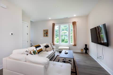 Popular Airbnb listing: 3BR Townhome, Rooftop & Garage, Prime Location in Belmont