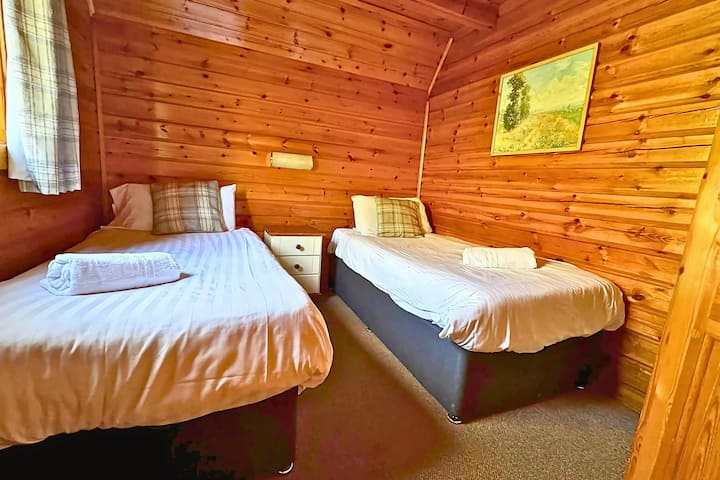 Twin Bedroom, Tor View Lodge at Finlake Resort & Spa, Chudleigh, Devon